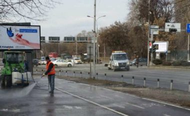 Bashkia e Shkupit punon intensivisht në pastrimin e rrugëve për shkak të ndotjes së ajrit