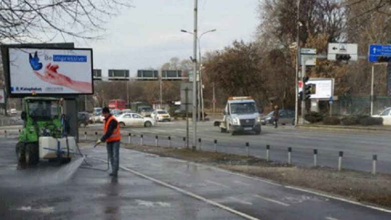 Bashkia e Shkupit punon intensivisht në pastrimin e rrugëve për shkak të ndotjes së ajrit