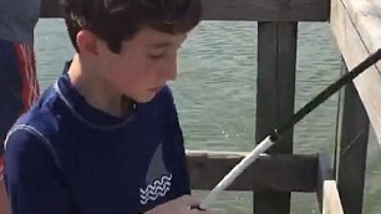 Peshkatari i ri u befasua në momentin që donte të nxirrte peshkun (Video)