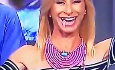 Prezantueses i bie dhëmbi gjatë emisionit (Video)