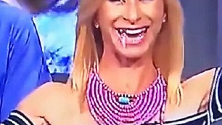 Prezantueses i bie dhëmbi gjatë emisionit (Video)