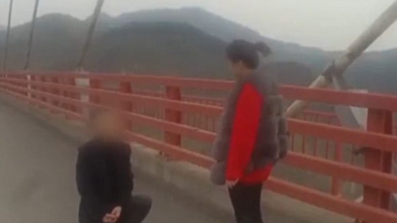 Propozimi për martesë iu pranua, por dënohet që këtë e bëri në mes të urës (Video)
