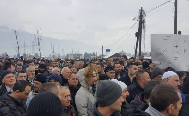 Tetovarët protestojnë tek EVN-ja (Foto)