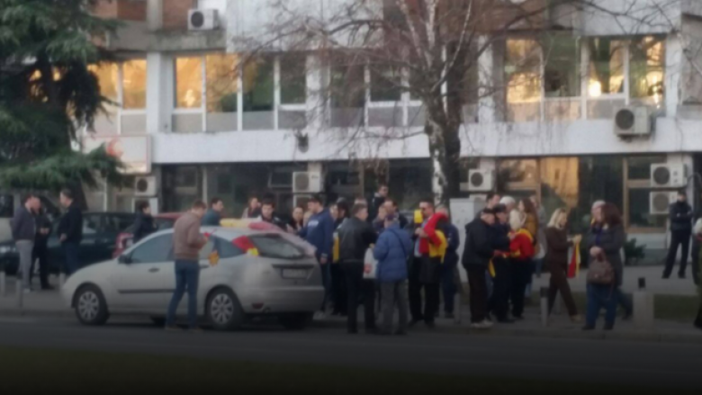 Protestuesit fillojnë të grumbullohen para Qeverisë së Maqedonisë
