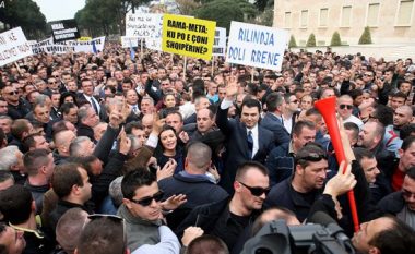 LIVE: Protesta e opozitës në Tiranë, protestuesit qëndrojnë në shesh (Video)