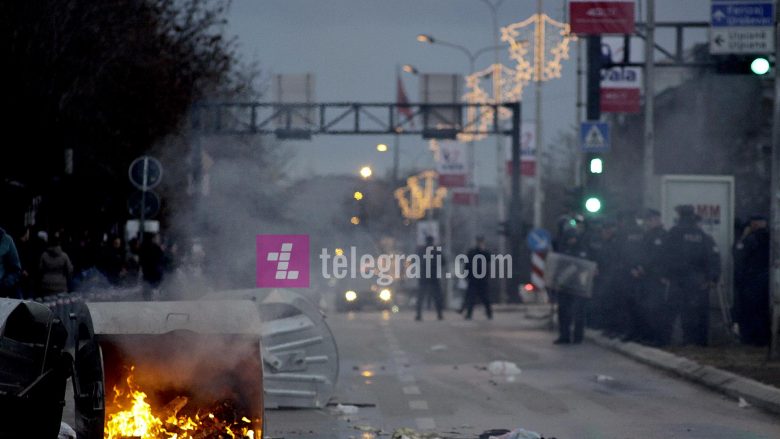 Nëntë policë nën hetime për protestën e opozitës