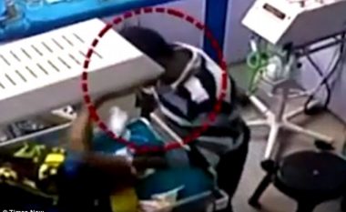 Punonjësi i spitalit ia theu këmbën trevjeçarit që nuk ndalonte së qari (Video, +18)