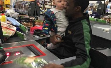 Punonjësi i supermarketit qetëson vogëlushin që qante (Video)