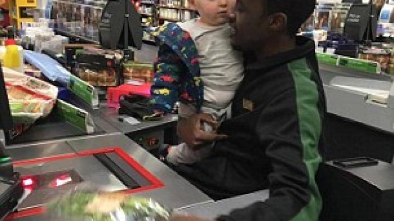 Punonjësi i supermarketit qetëson vogëlushin që qante (Video)