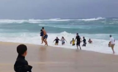 Pushuesit shpëtojnë fëmijën nga valët e rrëmbyeshme të detit (Video)