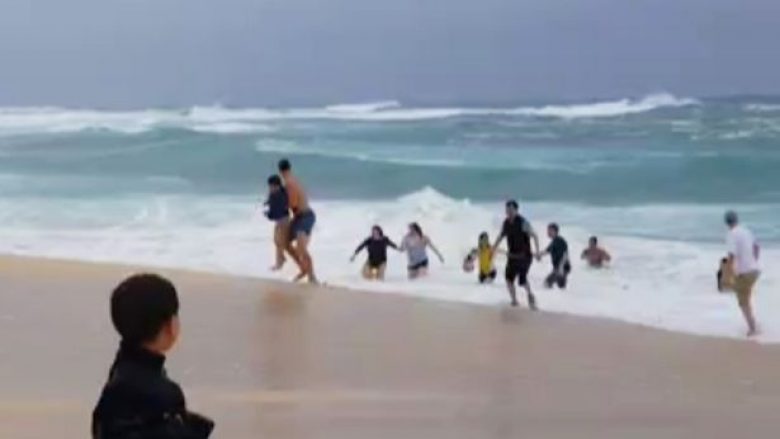Pushuesit shpëtojnë fëmijën nga valët e rrëmbyeshme të detit (Video)