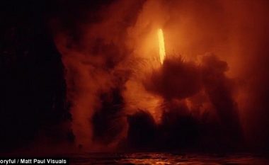Llava e vullkanit vazhdon të zbrazet në oqean (Video)