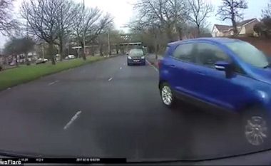 Për të shmangur kolonën e veturave, voziti nëpër trotuar (Video)