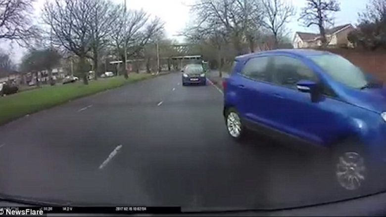 Për të shmangur kolonën e veturave, voziti nëpër trotuar (Video)