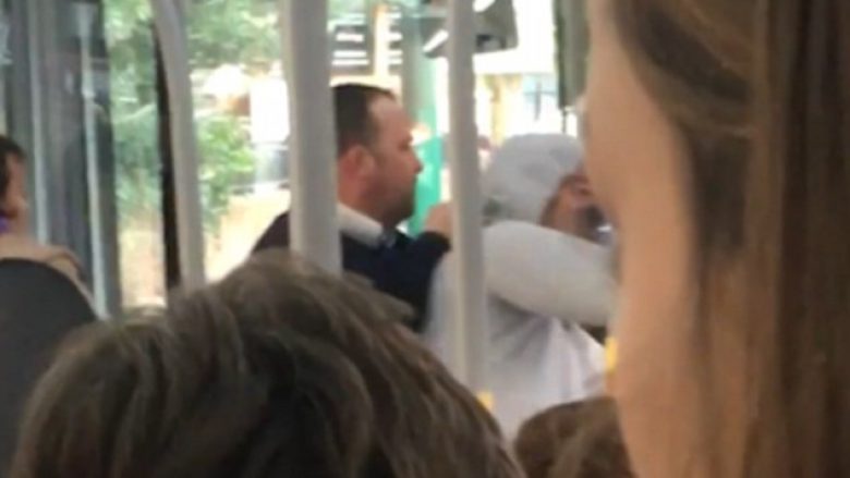 Pështyu shoferin në fytyrë, pasagjeri i dehur nxirret zvarrë nga autobusi (Video)