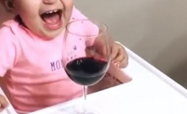 Refuzon ushqimin dhe pijet, por shikoni si reagon vogëlushja kur i ofrojnë verë (Video)