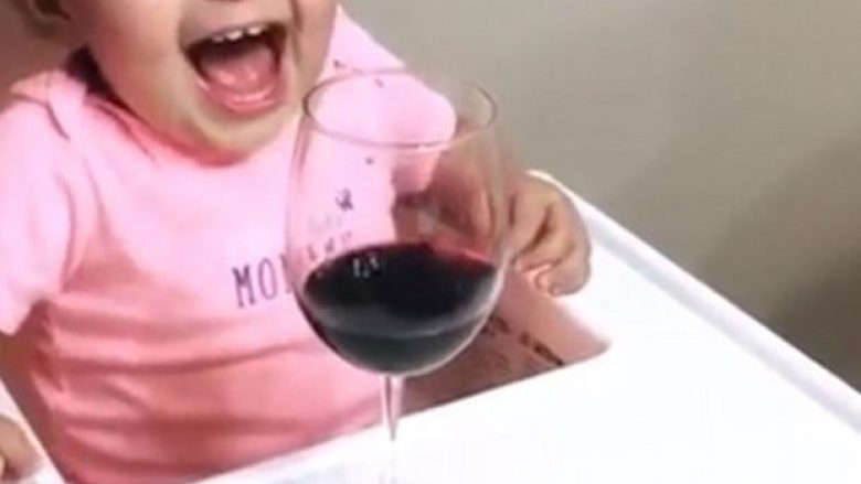 Refuzon ushqimin dhe pijet, por shikoni si reagon vogëlushja kur i ofrojnë verë (Video)