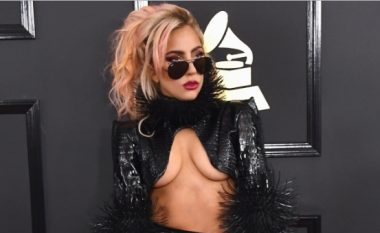 Lady Gaga, unike në skenë por edhe në veshje