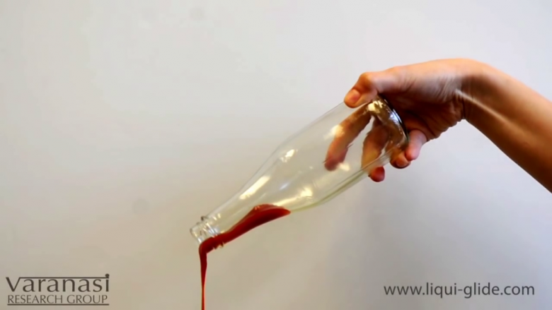 Shkencëtarët krijojnë shishen në të cilën keçapi rrjedh dhe nuk ngec (Video)