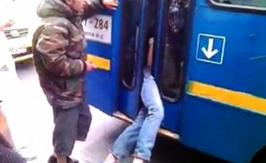 Shoferi bllokoi hajnin ndërmjet dyerve të autobusit dhe e dërgoi para stacionit policor (Video)