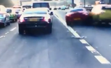 Shoferi i padurueshëm përplaset me një veturë, pasi doli në shiritin tjetër (Video)