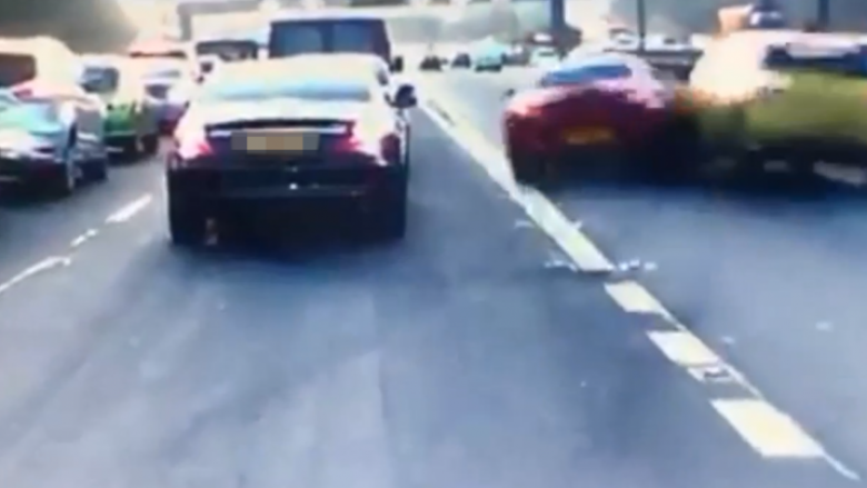 Shoferi i padurueshëm përplaset me një veturë, pasi doli në shiritin tjetër (Video)
