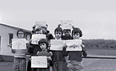 Shokët e klasës që para 40 vitesh panë UFO-të në oborrin e shkollës (Foto)