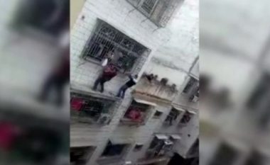 Shpëtohet vogëlushja që kishte ngecur në shufrat rrethuese të ballkonit (Video)