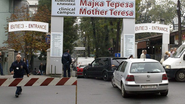Shkup, makina e Ndihmës së Shpejtë me pacientë bllokohet nga makinat në Klinikë (Video)