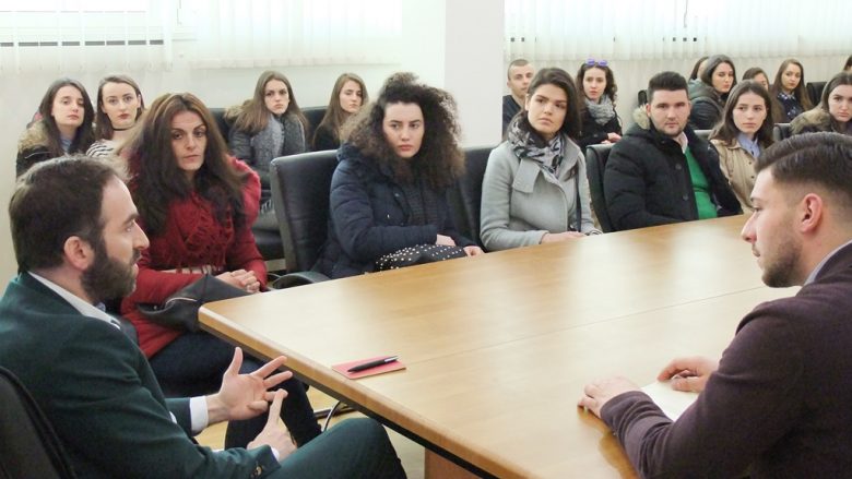 Stavileci diskuton aktualitetin ekonomik me studentët e Universitetit ‘Haxhi Zeka’