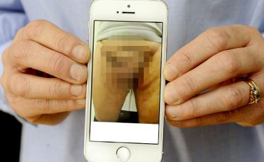 E blen telefonin e ri, por turpërohet nga fotografitë që gjen aty (Foto)