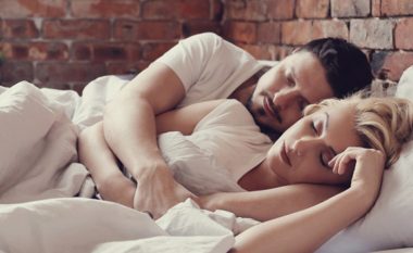 ËNDËRRONI GJËRA TË BUKURA! Përse është më mirë të flini në krahun e majtë?