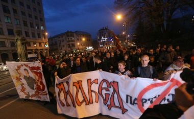 Prifti bekon protestat anti-shqiptare në Shkup (Video)