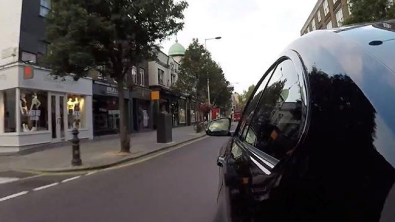 Vozitja e BMW M2 të zhurmshëm, gjatë orëve të mëngjesit nëpër qytetin e qetë (Video)