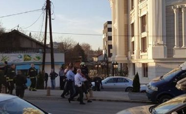 Babai e rrahu zjarrfikësin i cili i’a shpëtoi fëmijën nga zjarri (Foto)