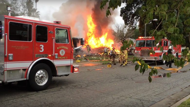 Katër të vdekur, pasi një aeroplan rrëzohet në një zonë të banuar në Kaliforni (Video)