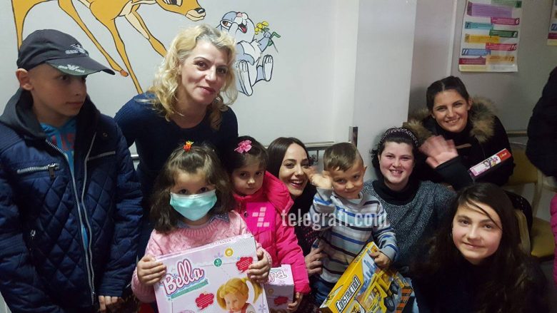Aktorët e “Çka ka shpija”, vizitojnë fëmijët në repartin e Pediatrisë