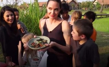 Çfarë po hanë? Angelina Jolie dhe fëmijët kishin për drekë diçka që shumëkush do ta villte! (Video)