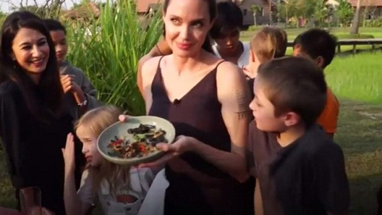 Çfarë po hanë? Angelina Jolie dhe fëmijët kishin për drekë diçka që shumëkush do ta villte! (Video)