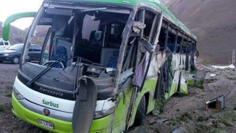 Rrotullohet autobusi në Argjentinë, 19 të vdekur