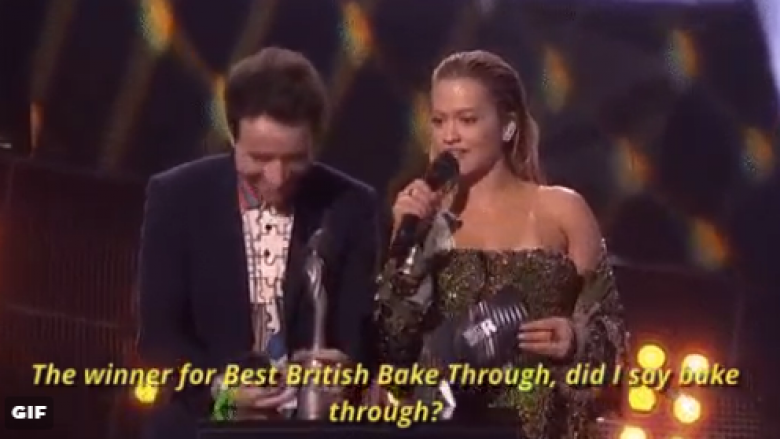 Rita Ora ndau çmimin e artistit që shpërtheu në Britani, por gaboi në prezantim – e mbuloi me humor (Video)