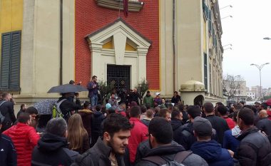 Banorët e Zharrëzës mbërrijnë në Tiranë, nisin protestën para Ministrisë së Energjetikës