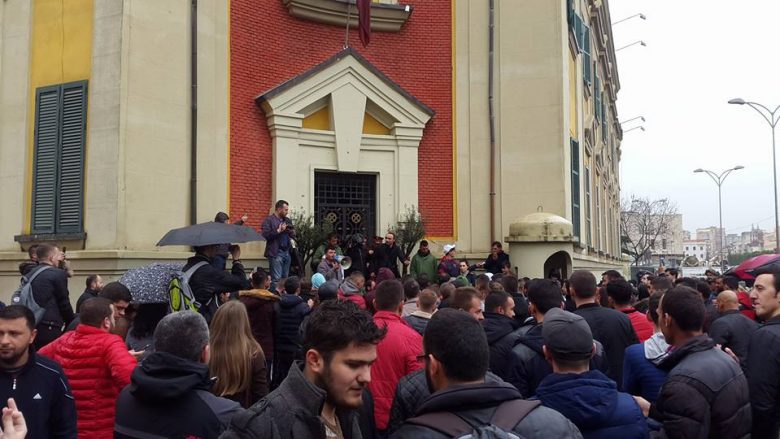 Banorët e Zharrëzës mbërrijnë në Tiranë, nisin protestën para Ministrisë së Energjetikës