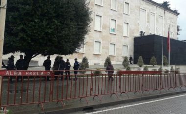 Kryeministria rrethohet me barrikada (Foto)