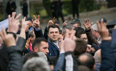 Opozita në Shqipëri paralajmëron bllokadë të parlamentit