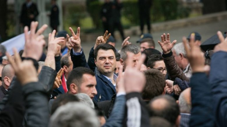 Opozita në Shqipëri paralajmëron bllokadë të parlamentit