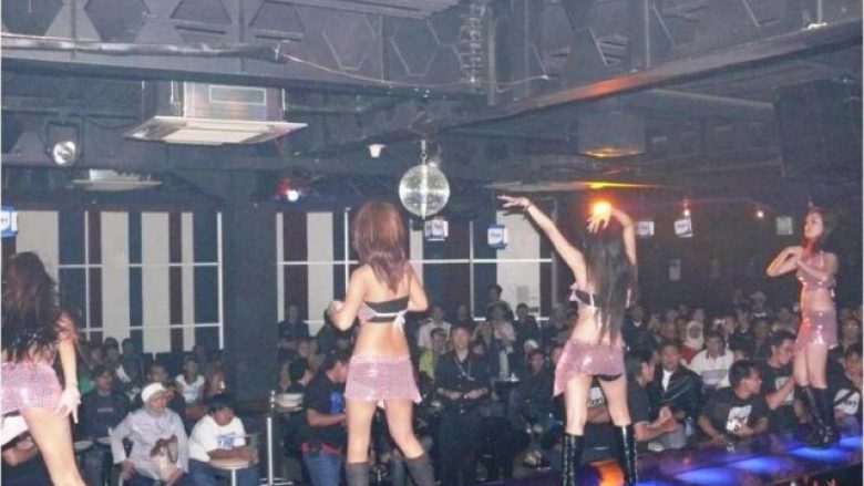 Big Mama kalon natën në striptiz bar (Foto)