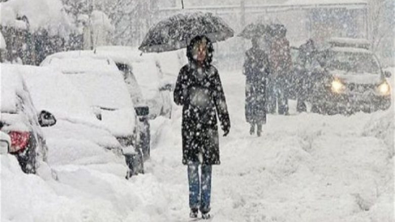 Maqedonia kaplohet nga reshjet e borës, shpallen ndalesa lëvizjeje për automjetet e rënda
