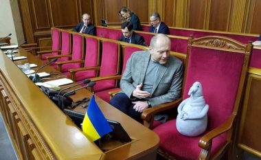 Deputeti ukrainas ka turpëruar 170 kolegët që nuk paraqiten në seancë (Foto)