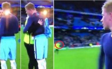 De Bruyne ia dhuron fanellën një tifozi të Cityt, por ajo që ndodhi më pas është qesharake (Video)